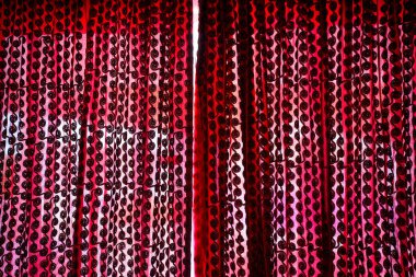 Evde klasik kırmızı perde dekorasyonu, doğal ışığa izin veriyor.