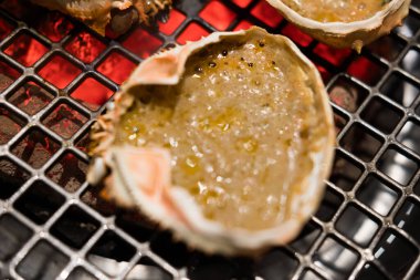 Geleneksel Japon restoranında kömür ızgarasında yengeç kabuğunda pişirilmiş soya fasulyesi ezmeli yengeç eti.