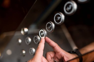 Binada ulaşım için asansörde el ve düğmeye basın. Küçük binadaki asansör kontrol paneli