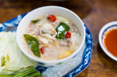 Baharatlı yengeç ve çeşitli sebzeler. Yaşam konsepti için sağlıklı yiyecekler.