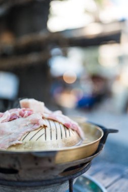 Sıcak tavada pişen taze domuz dilimli Tayland barbeküsü. Otantik Asya sokak yemekleri tarzı.