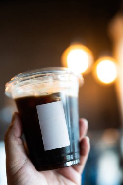 Kafedeki plastik bardakta buzlu Americano kahvesi.