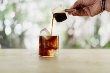 Doğaya karşı buzlu ve suyla doldurulmuş saf bir kahve..