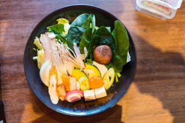 Malzemeler için bir kasede çeşitli sebzeler, sıcak tencere. Üst görünüm