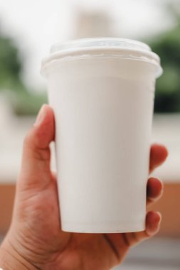 El kapaklı, sade beyaz kağıt bardak.