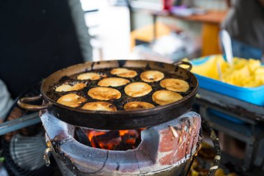 Sıcak tavada Khanom Khai. Yumurta ve şekerden yapılmış Tayland oval tatlısı.