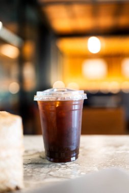Güzel ve sıcak bir kafede bir bardak soğuk Americano.