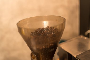 Kahve çekirdekleri kahve makinesinin içinde..