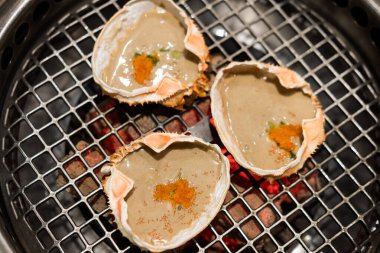 Izgaraya kani miso kabuğu koy.