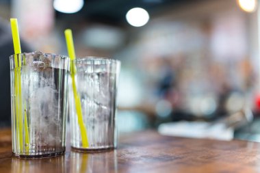 İki bardak soğuk su ve ahşap masa.