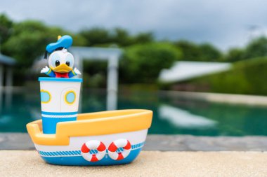 Bangkok, Tayland - 2 Kasım 2025 Tumbler Set ile Donald Duck Dekoratif Deposu. Major Cineplex Group Plc 'ten Reklamcılığı Destekle.