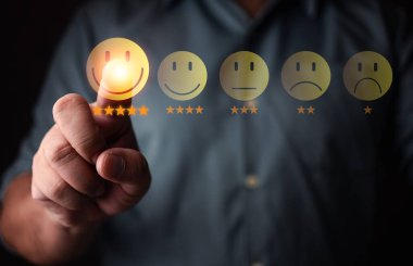 Müşteri memnuniyeti araştırması konsepti. 5 yıldız memnuniyeti, hizmet deneyimi derecelendirme çevrimiçi uygulama, müşteri değerlendirme ürün kalitesi, memnuniyet geri bildirim değerlendirmesi, iyi kalite.