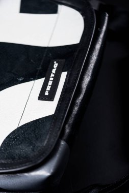 Bangkok, Tayland - 10 Kasım 2025: FREITAG Jamie Bag, kullanılmış kamyon brandalarından yapılmış tek seferlik çanta ve aksesuarlar, İsviçre yapımı çanta üreticisi marka. Üst görünüm