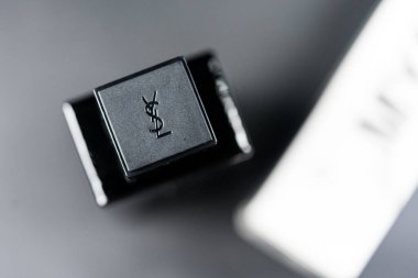 Bangkok, Tayland - 10 Kasım 2025 kapak parfümü şişesinde YSL logosu. Kapat.