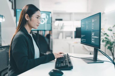 Bilgisayar programcısı ya da gözlüklü bilişim uzmanı bilgisayar üzerinde betik, programlama ve siber güvenlik araştırmaları okuyor