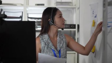 Bayan Asya çalışanı iş arkadaşlarıyla video görüşmesinde konuşuyor. Kadın çalışanlar internet üzerinden grup toplantılarına katılan internet kameralı sanal konferanslara ev sahipliği yapıyorlar..