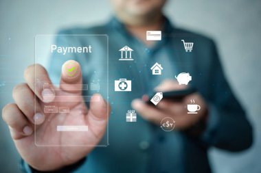 Onaylama işareti ile dijital arayüz üzerinden güvenli çevrimiçi ödemeyi onaylayan bir kişi