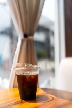 Kahve dükkanındaki masada sade bir buzlu kahve..