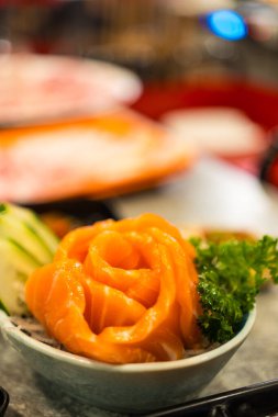 Taze dilimlenmiş somon balığı. Japon yemeği.