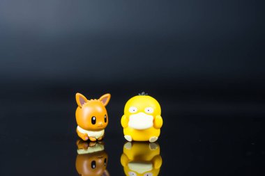 Bangkok, Tayland - 19 Kasım 2025: The Funism Pokemon Palm size Toys R Us. Funism Pokmon Palmiye Boyutu Harikaları. Psikopat ve Eevee