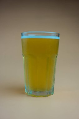 Bardakta dolu bira köpüklü, ferahlatıcı soğuk bira.