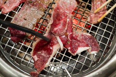 Yakiniku Japon bbq ızgarada çiğ et dilimi