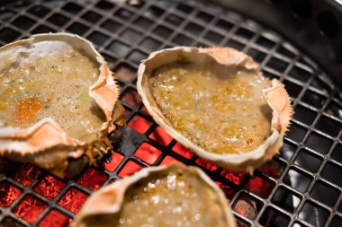 Japon yemeği, Kani Miso, restorandaki ocakta yengeç ızgara. Seçici odak