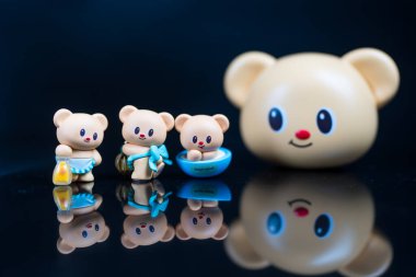 Bangkok, Tayland - 20 Kasım 2025: 3 sevimli, minik ayılar. Funism Butterbear Aşkla Pişirilmiş Cubby Face. Kör Kutu