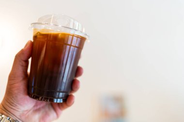 Buzlu Americano kahvesi, bir paket bardakta.