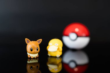 Bangkok, Tayland - 26 Kasım 2025 Toys R Us 'tan Funism Pokemon Palm size. Funism Pokemon Palmsize Mucizeler. Psikopat ve Eevee