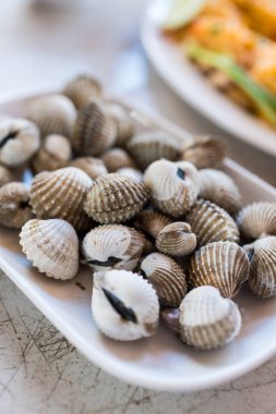 Lezzetli kaynatılmış ya da bir tabakta haşlanmış midye..