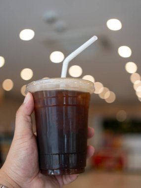 Plastik bardaktaki buzlu kahveyi yaklaştır.