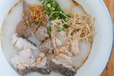 Balık, tavuk, kıymalı domuz ve karaciğerle birlikte pirinç lapası veya lapa