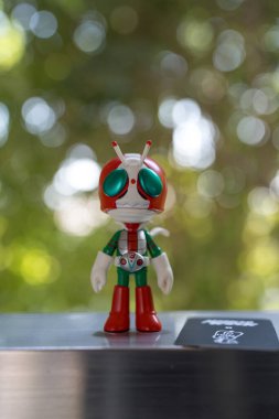 Bangkok, Tayland - 3 Aralık 2025: Maskeli Süvari V3. ODEN-YA 'dan özel koleksiyonlar. Maskeli Süvari x ODEN-YA çeşitli mısır ve pirinç aperatifleriyle bilinen Tayland 'lı bir aperatif markasıdır.