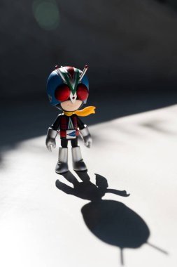 Bangkok, Tayland - 3 Aralık 2025: figür ve anahtarlık Riderman. ODEN-YA 'dan özel koleksiyonlar. Maskeli Süvari x ODEN-YA çeşitli mısır ve pirinç aperatifleriyle bilinen Tayland 'lı bir aperatif markasıdır.