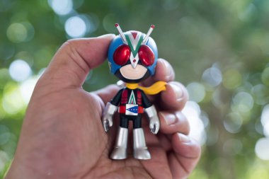 Bangkok, Tayland - 3 Aralık 2025: figür ve anahtarlık Riderman. ODEN-YA 'dan özel koleksiyonlar. Maskeli Süvari x ODEN-YA çeşitli mısır ve pirinç aperatifleriyle bilinen Tayland 'lı bir aperatif markasıdır.