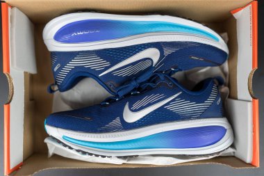 Bangkok, Tayland - 3 Aralık 2025: Nike Vomero 18 Mavi Boşluk Parlak Kırmızı Parlak Metalik Kutuda