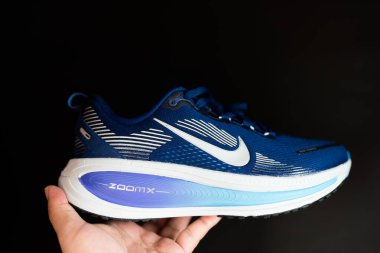 Bangkok, Tayland - 3 Aralık 2025: Nike Vomero 18 Mavi Boşluk Mavi Şimşek Parlak Gümüş Metalik