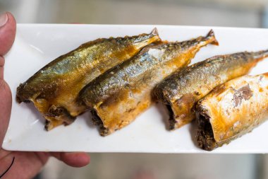 Tayland uskumrusu ve beyaz tabak hazır.