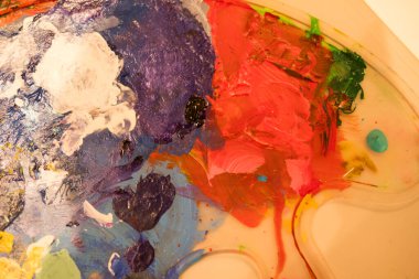 Çok renkli yağ ya da akrilik boya lekeleri olan palet. Renkli soyut resim