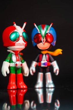 Bangkok, Tayland - 5 Aralık 2025: Maskeli Süvari V3 ve Riderman. Siyah arkaplanda Maskeli Süvari x ODEN-YA 'dan özel koleksiyonlar