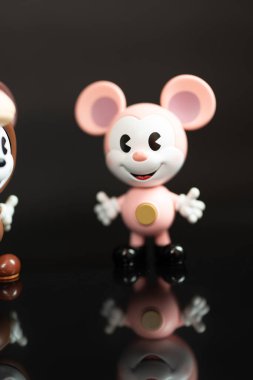 Bangkok, Tayland - 5 Aralık 2025 POP MART 'tan Hamm Mickey adlı bir figür Disney Mickey Remix, Mickey Pixar Serisi Figürleriyle Tanışıyor