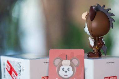 Bangkok, Tayland - 5 Aralık 2025: POP MART 'tan Bullseye Mickey adlı bir figür Disney Mickey Remix, Mickey Pixar Serisi Figürleriyle Tanışıyor