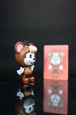 Bangkok, Tayland - 5 Aralık 2025: POP MART 'tan Bullseye Mickey adlı bir figür Disney Mickey Remix, Mickey Pixar Serisi Figürleriyle Tanışıyor