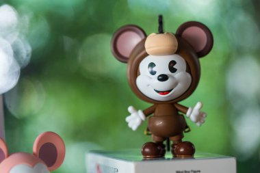 Bangkok, Tayland - 5 Aralık 2025: POP MART 'tan Bullseye Mickey adlı bir figür Disney Mickey Remix, Mickey Pixar Serisi Figürleriyle Tanışıyor