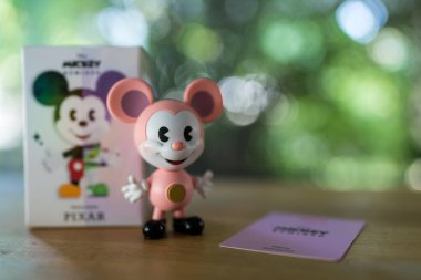 Bangkok, Tayland - 5 Aralık 2025 POP MART 'tan Hamm Mickey adlı bir figür Disney Mickey Remix, Mickey Pixar Serisi Figürleriyle Tanışıyor