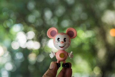 Bangkok, Tayland - 5 Aralık 2025 POP MART 'tan Hamm Mickey adlı bir figür Disney Mickey Remix, Mickey Pixar Serisi Figürleriyle Tanışıyor