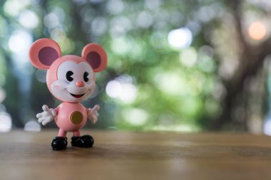 Bangkok, Tayland - 5 Aralık 2025 POP MART 'tan Hamm Mickey adlı bir figür Disney Mickey Remix, Mickey Pixar Serisi Figürleriyle Tanışıyor