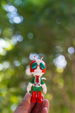 Bangkok, Tayland - 5 Aralık 2025: Maskeli Süvari V3. ODEN-YA 'dan özel koleksiyonlar. Maskeli Süvari x ODEN-YA çeşitli mısır ve pirinç aperatifleriyle bilinen Tayland 'lı bir aperatif markasıdır.