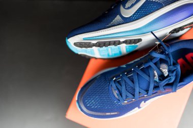 Bangkok, Tayland - 5 Aralık 2025 Nike Vomero 18 Blue Void Metallic Silver. Vomero 'da maksimum yastık her gün için rahat bir yolculuk sağlar. En yumuşağımız. hafif